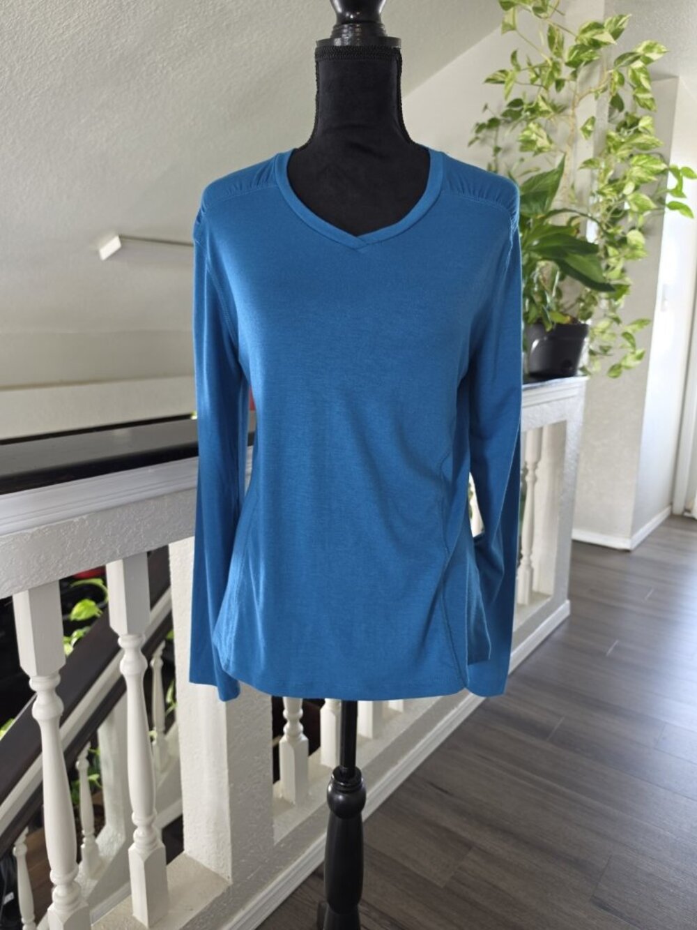 V-Neck Long Sleeve Raglan Stretch Knit Tee Blue Size M  Pacific Trail Women's